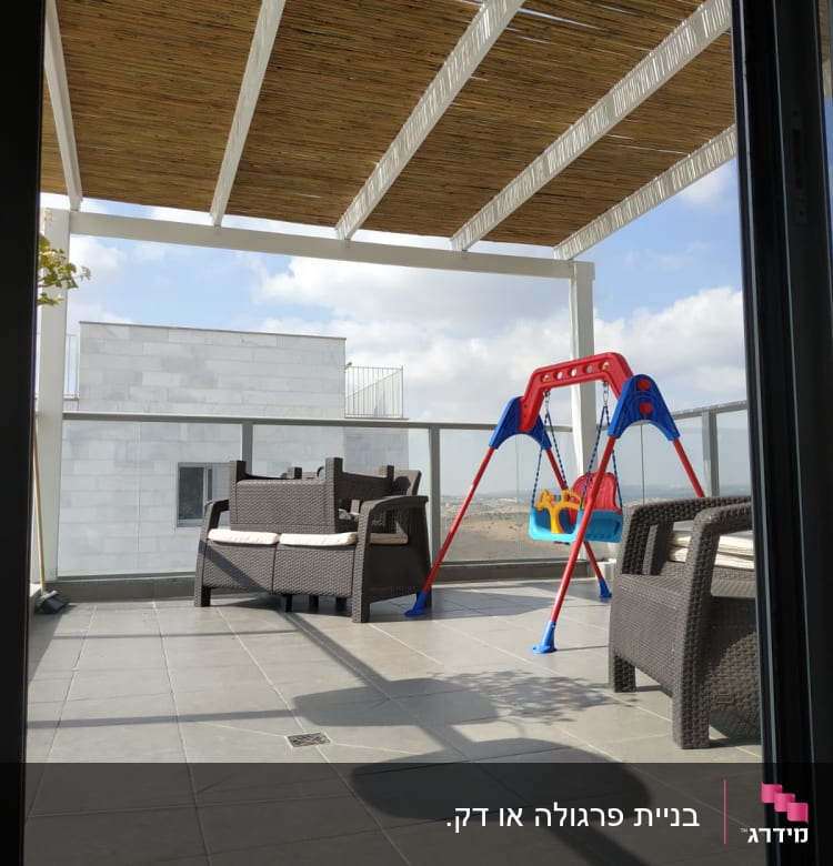 פרגולה מעץ מעל מרפסת עם ריהוט גן